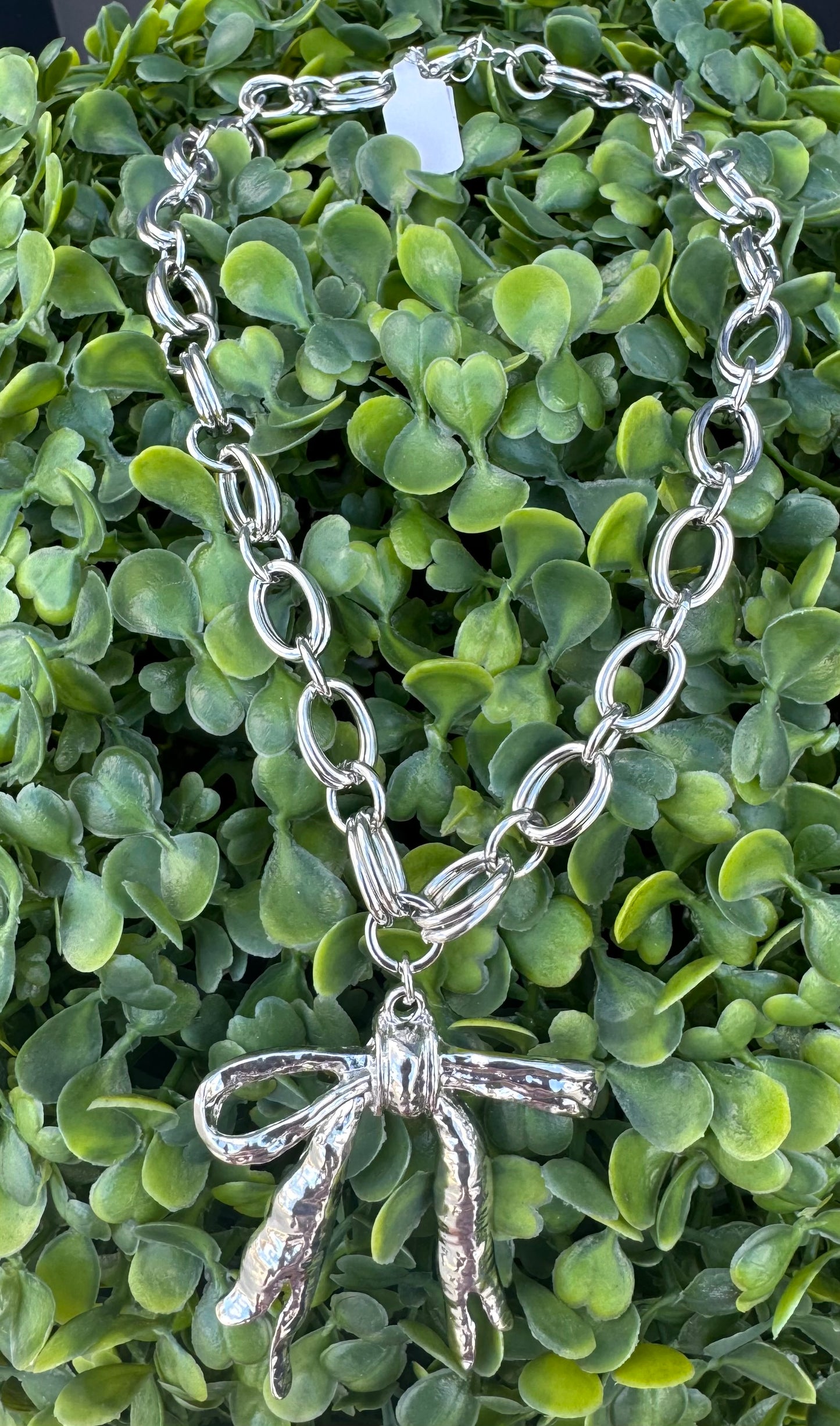 Chunky bow chain necklace