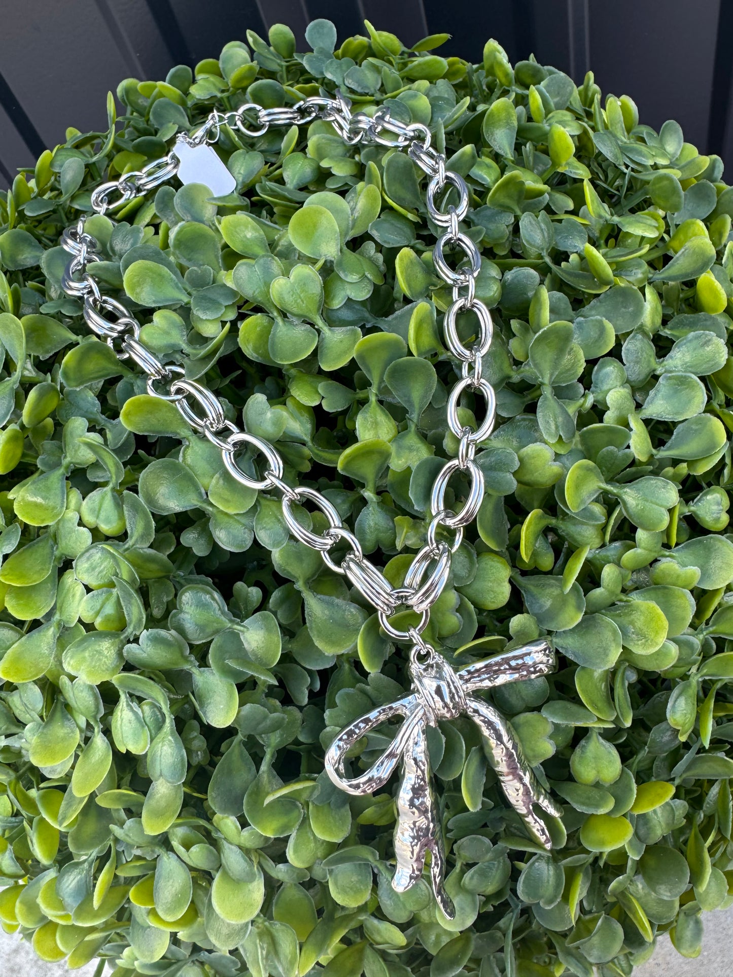 Chunky bow chain necklace
